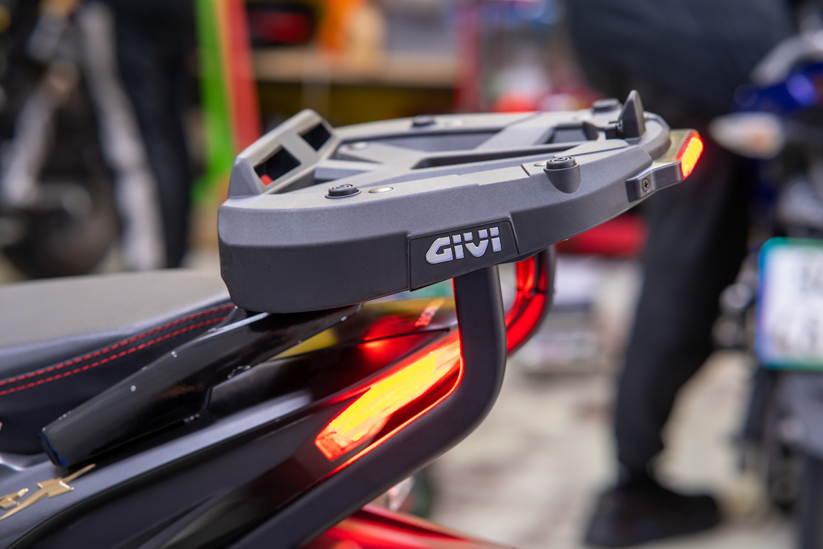 Đế Givi M7MN-S lắp trên xe