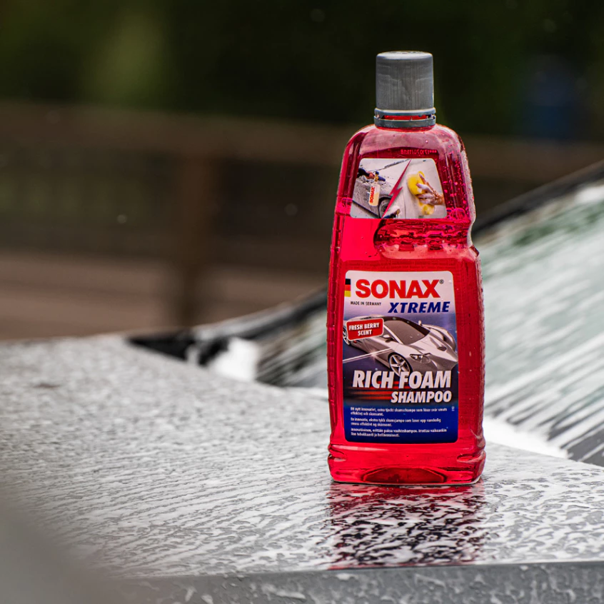 SONAX XTREME Rich Foam Shampoo trên bề mặt xe ướt